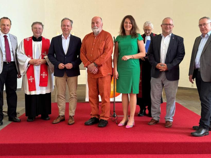 von links nach rechts: Pastor Maik Führing, Pfr. I.R. Klaus-Peter Jansen, Landrat Klaus Grootens, Künstler Uwe Appold, Bürgermeisterin Larissa Weber, Pfr. Thomas Seibel, Andreas Rostalski, Diakon Patrick Oetterer